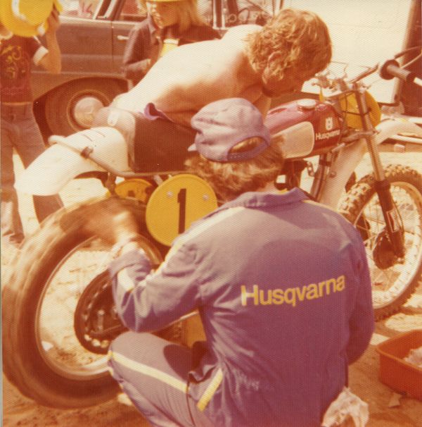 Ruskeasanta GP-500 1975 H. Mikkola ja meklaanikko Pelle-Mas